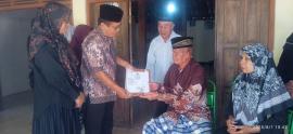 LURAH SEMANU SERAHKAN AKTA KEMATIAN MELAUI GPS UNTUK WARGA TUNGGUL BARAT